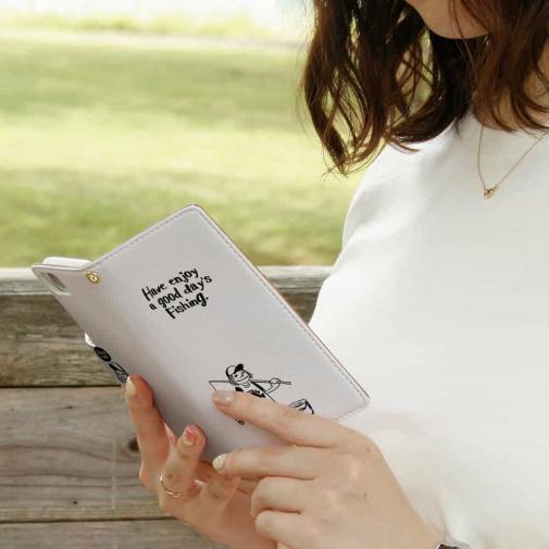 【手帳型】【釣りざんまい】 一日釣りを楽しむアングラー_ホワイト