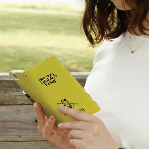 【手帳型】【釣りざんまい】 一日釣りを楽しむアングラー_イエロー