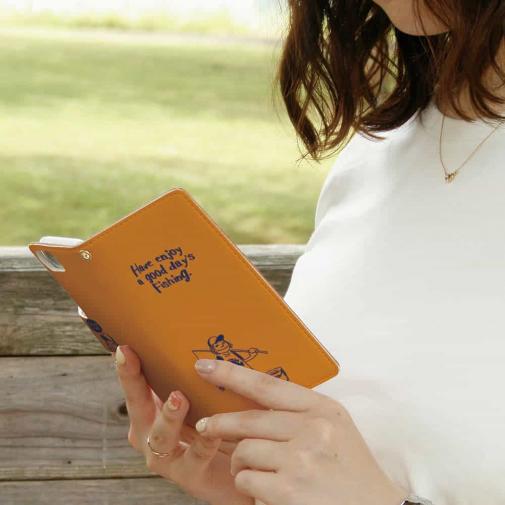 【手帳型】【釣りざんまい】 一日釣りを楽しむアングラー_オレンジ