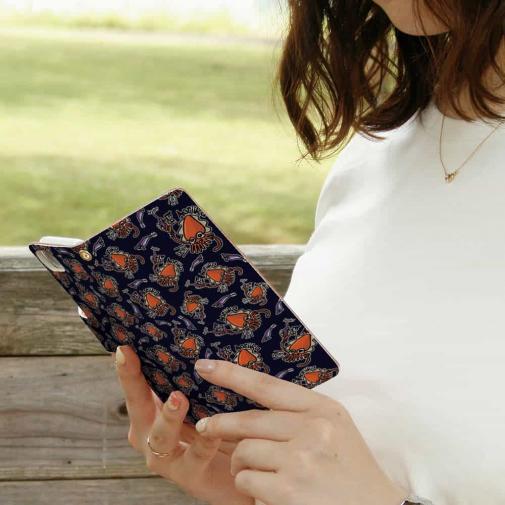 【手帳型】【釣りざんまい】エギに釣られるアオリイカ_カラフルダークネイビー