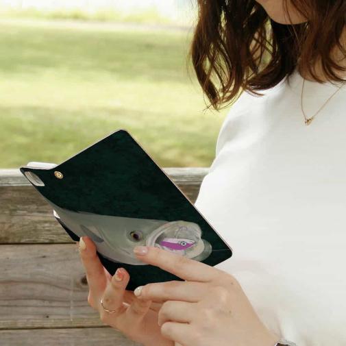 【手帳型】【佐藤ケロ子】シーバスの食欲　ダークグリーン