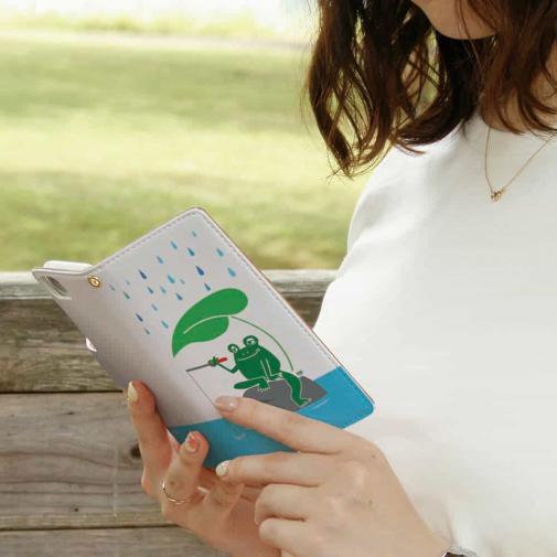 【手帳型】【釣りざんまい】カエルが雨の中釣りをするでケロ