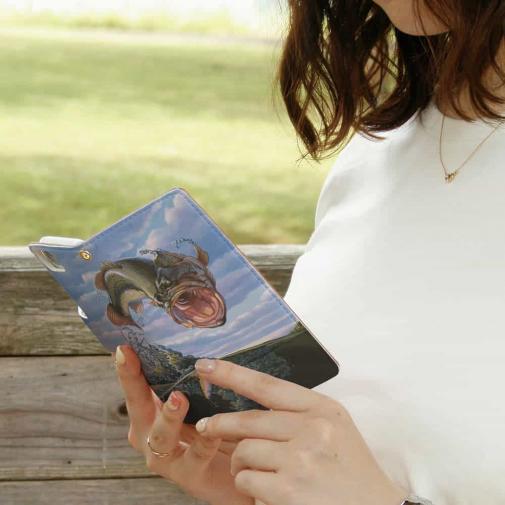 【八百板浩司】【手帳型】Bass & Pencil 水面を割ってルアーに飛びつくバス