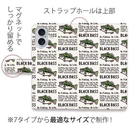 【手帳型】【釣りざんまい】ドット絵のブラックバス_英字新聞風ホワイト