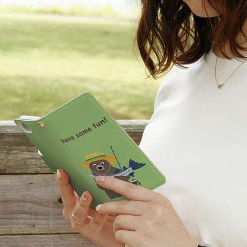 【手帳型】【釣りざんまい】クマさんサケ釣りを楽しむ